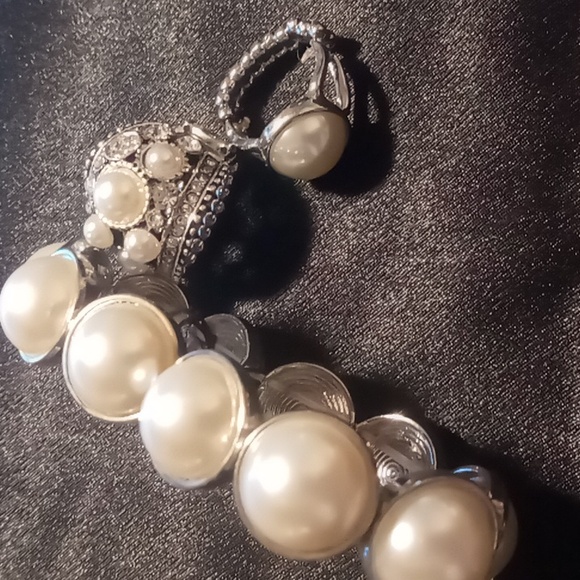 Faux Pearl beaded bracelet & 2 expandable rings . - Picture 2 of 9